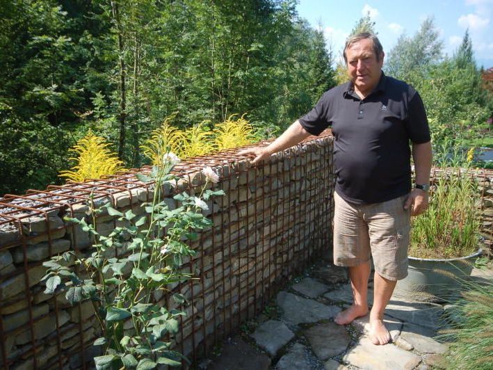 Helmut Leite ist seit zwei Jahren in Pension. Um körperlich fit zu werden, ging der Pensionist unter die Handwerker und errichtet diese Mauer. Helmut Leite ist seit zwei Jahren in Pension. Um körperlich fit zu werden, ging der Pensionist unter die Handwerker und errichtet diese Mauer.