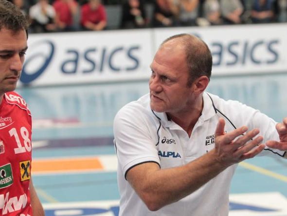 HC Alpla Hard gewann gegen Innsbruck und bleibt ohne Punkteverlust Tabellenführer. HC Alpla Hard gewann gegen Innsbruck und bleibt ohne Punkteverlust Tabellenführer.