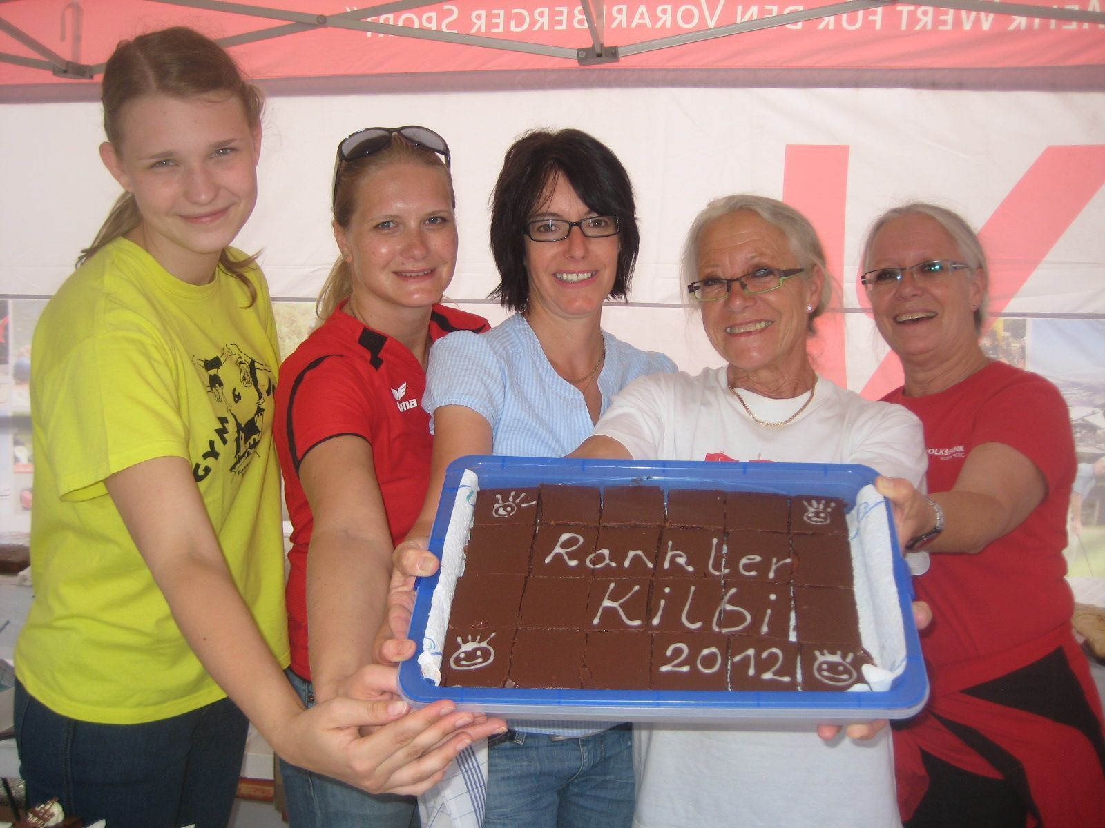Nadine, Tanja, Ingeborg, Astrid und Sigrid von der Turnerschaft Rankweil verwöhnten die Besucher kulinarisch. Nadine, Tanja, Ingeborg, Astrid und Sigrid von der Turnerschaft Rankweil verwöhnten die Besucher kulinarisch.