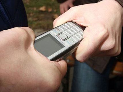 Eine 21-Jährige wurde am Freitagabend beraubt und mit einem Klappmesser attackiert. Eine 21-Jährige wurde am Freitagabend beraubt und mit einem Klappmesser attackiert.