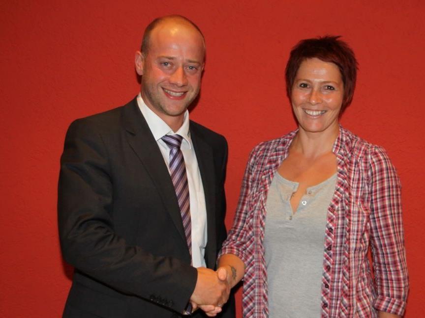 HC Samina Rankweil-Präsident Philipp Amann gratuliert Elke Mähr zur neuen Vizeobfrau.