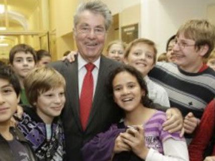 Hikmet K. (ganz links) und seine Familie leben mit der täglichen Angst vor einer Abschiebung. Hikmet K. (ganz links) und seine Familie leben mit der täglichen Angst vor einer Abschiebung.