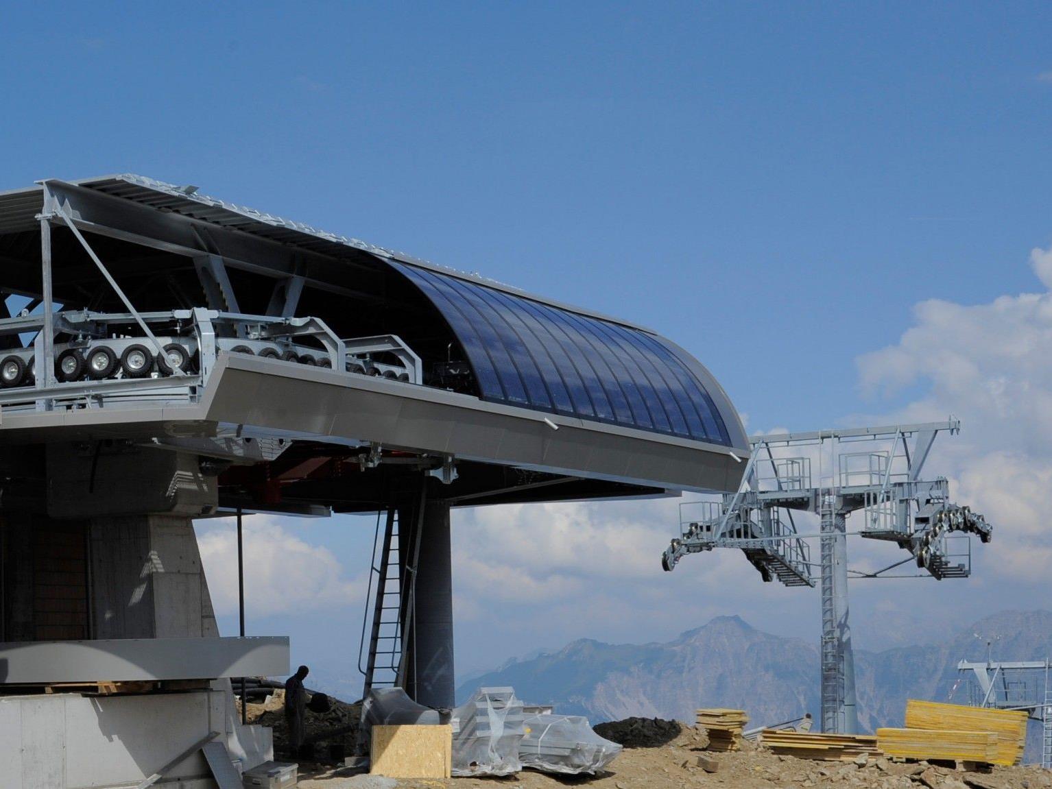Bei der Bergstation wurden die ersten Fotovoltaik-Module bereits montiert.