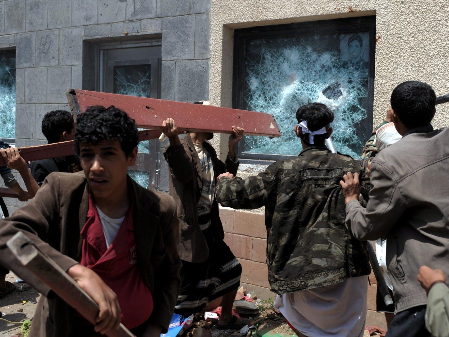 Hunderte Demonstranten stürmten in Sanaa die US-Botschaft.