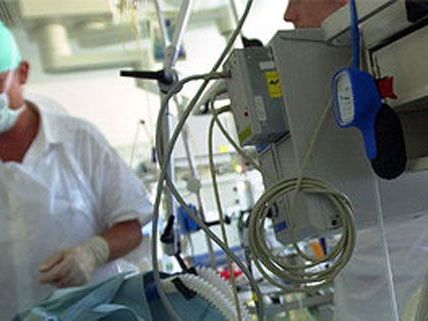 Schwer verletzt wurden zwei 19-Jährige bei einem Überfall, mittlerweile ist ihr Zustand stabil. Schwer verletzt wurden zwei 19-Jährige bei einem Überfall, mittlerweile ist ihr Zustand stabil.