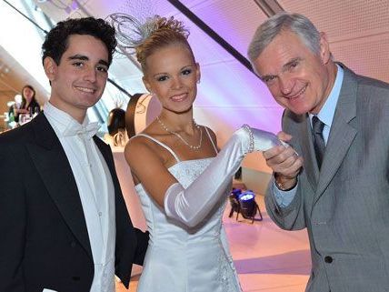 Ein Debütantinnenpaar mit Thomas Schäfer-Elmayer Ein Debütantinnenpaar mit Thomas Schäfer-Elmayer