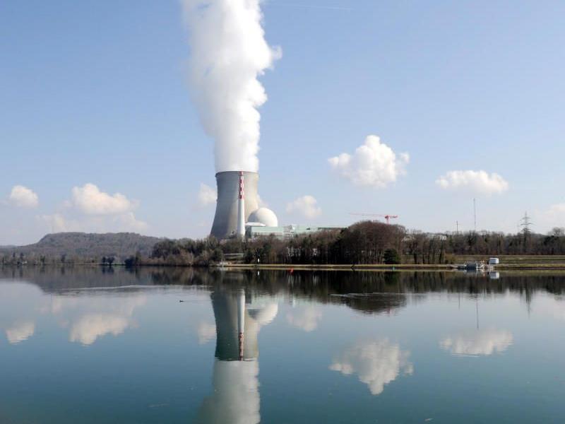 Dampf steigt aus dem Kuehlturm des Atomkraftwerkes Leibstadt (Schweiz) am Rhein
