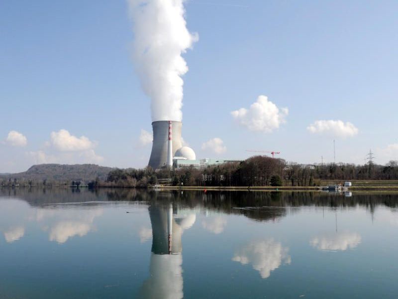 Dampf steigt aus dem Kuehlturm des Atomkraftwerkes Leibstadt (Schweiz) am Rhein Dampf steigt aus dem Kuehlturm des Atomkraftwerkes Leibstadt (Schweiz) am Rhein