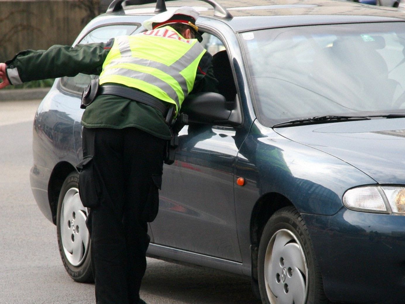 Vier Jugendliche stahlen ein Auto in Wien-Floridsdorf. Vier Jugendliche stahlen ein Auto in Wien-Floridsdorf.