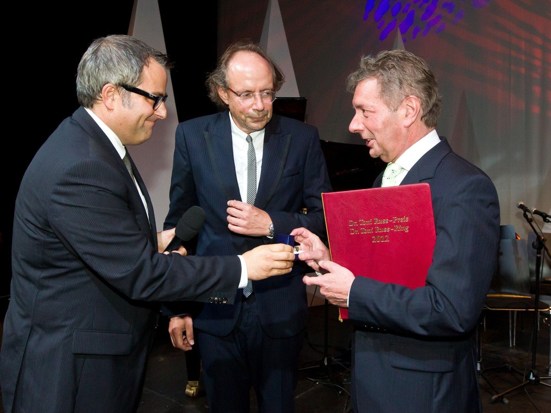 VN-Chefredakteur Christian Ortner, Herausgeber Eugen A. Russ, Russ-Preisträger Gebhard Mathis. VN-Chefredakteur Christian Ortner, Herausgeber Eugen A. Russ, Russ-Preisträger Gebhard Mathis.