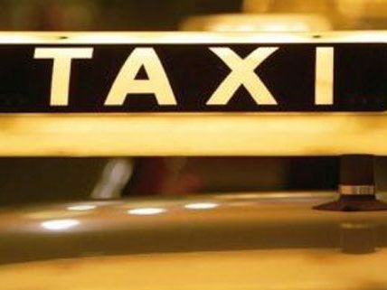 Ein Taxler übersah am Samstag, dass noch eine Frau einsteigen wollte und fuhr los. Ein Taxler übersah am Samstag, dass noch eine Frau einsteigen wollte und fuhr los.