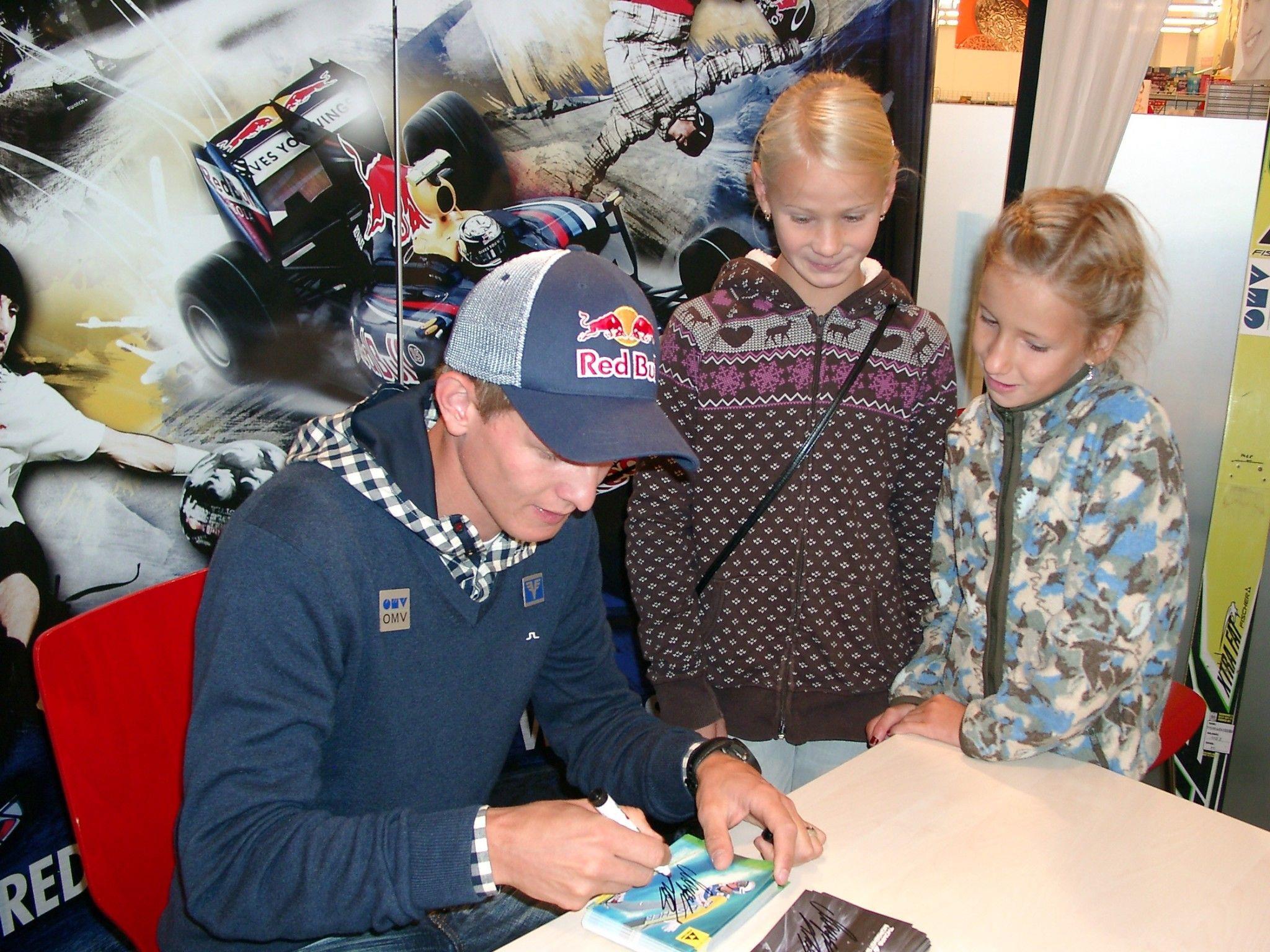 Skisprungass Thomas Morgenstern gab zwei Stunden lang in Götzis Autogramme.