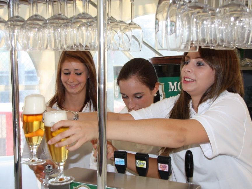 Nette, sympathische Frauen kümmern sich um die Vip-Gäste im eigens errichteten FCL-Zelt. Nette, sympathische Frauen kümmern sich um die Vip-Gäste im eigens errichteten FCL-Zelt.