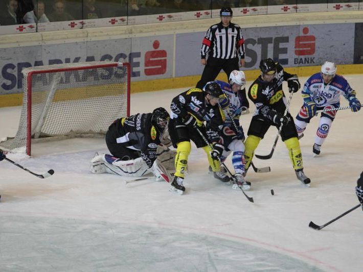 EC Dornbirn bezahlte bei der EBEL-Premiere Lehrgeld und dies trotz großem Einsatz und vielen Chancen. EC Dornbirn bezahlte bei der EBEL-Premiere Lehrgeld und dies trotz großem Einsatz und vielen Chancen.