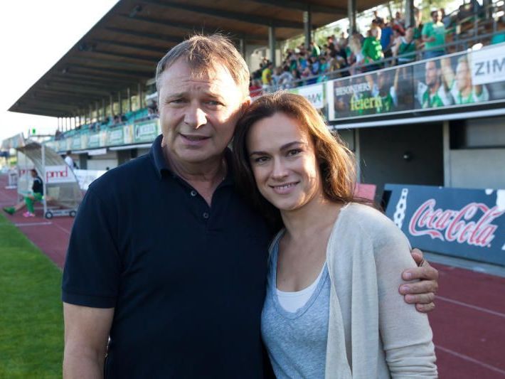 Teddy Pawlowski mit der Lebensgefährtin seines Sohnes Peter, Marta freuten sich über das Benefizevent. Teddy Pawlowski mit der Lebensgefährtin seines Sohnes Peter, Marta freuten sich über das Benefizevent.