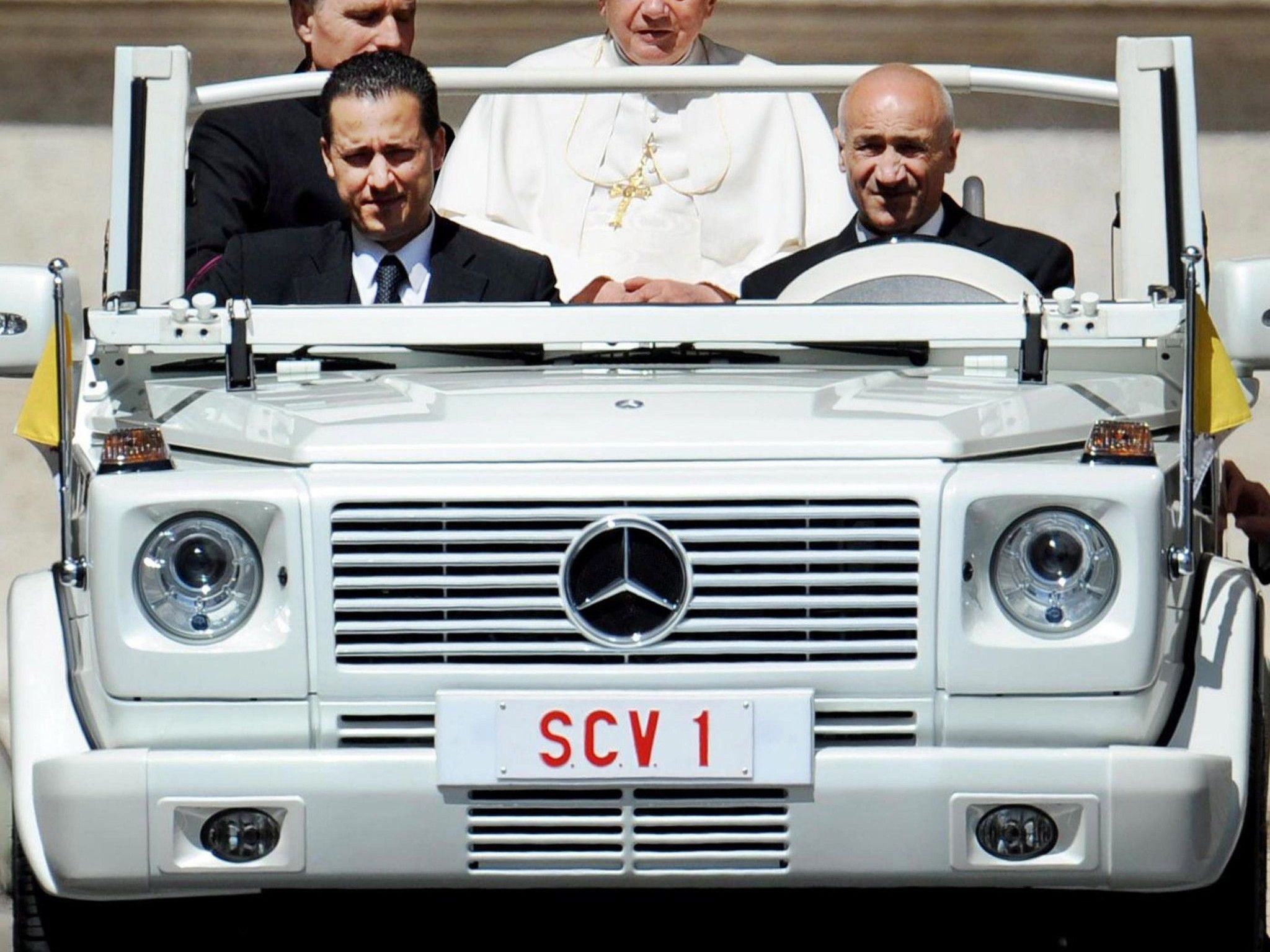 Kammerdiener des Papstes (vorne links) muss sich vor Richter-Trio verantworten Kammerdiener des Papstes (vorne links) muss sich vor Richter-Trio verantworten