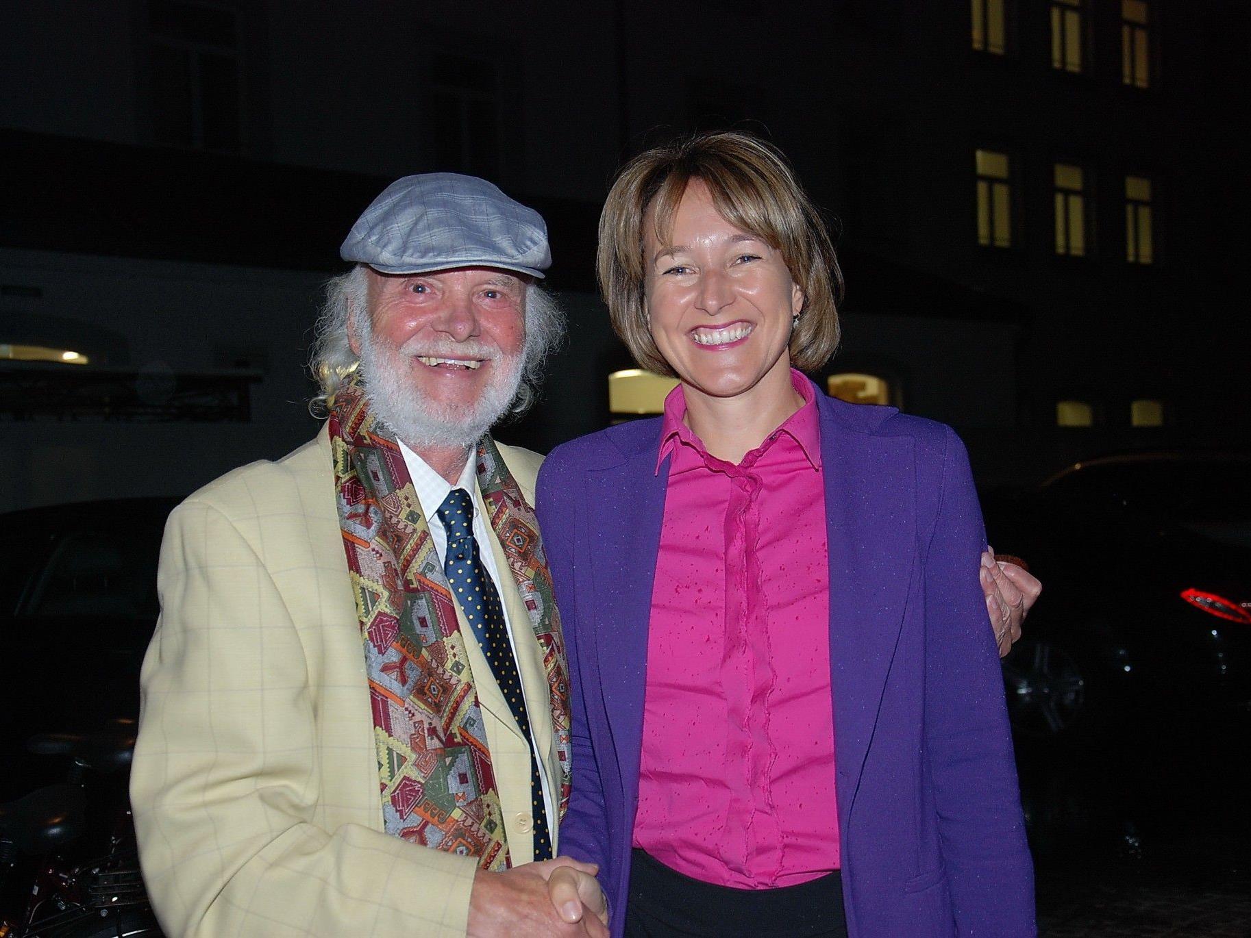 Dietmar Wanko mit Vernissagerednerin Stadträtin Judith Reichart.