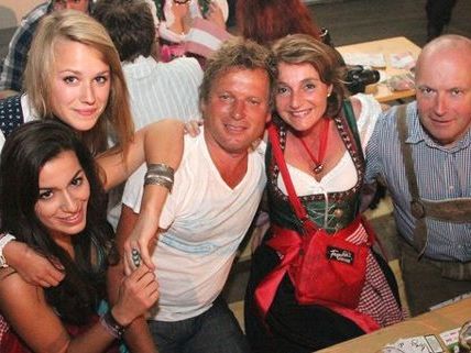 Gute Stimmung auch am Freitag auf der Wiener Wiesn. Gute Stimmung auch am Freitag auf der Wiener Wiesn.