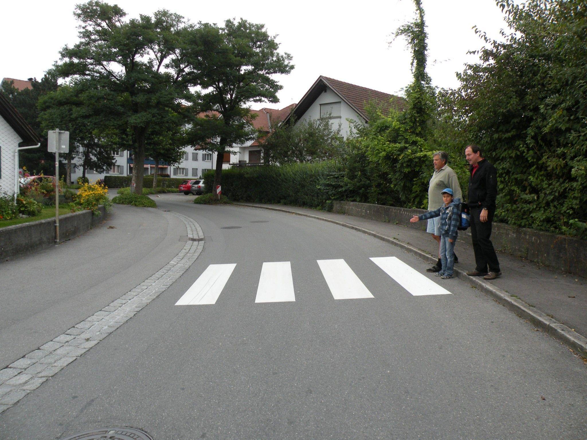 Noch vor Schulbeginn wurde der Schutzweg an der Negrellistraße angebracht.