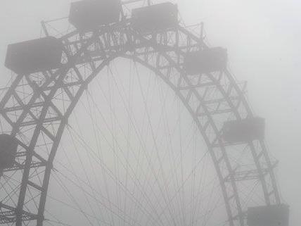 Vorest hängt der Nebel über Wien