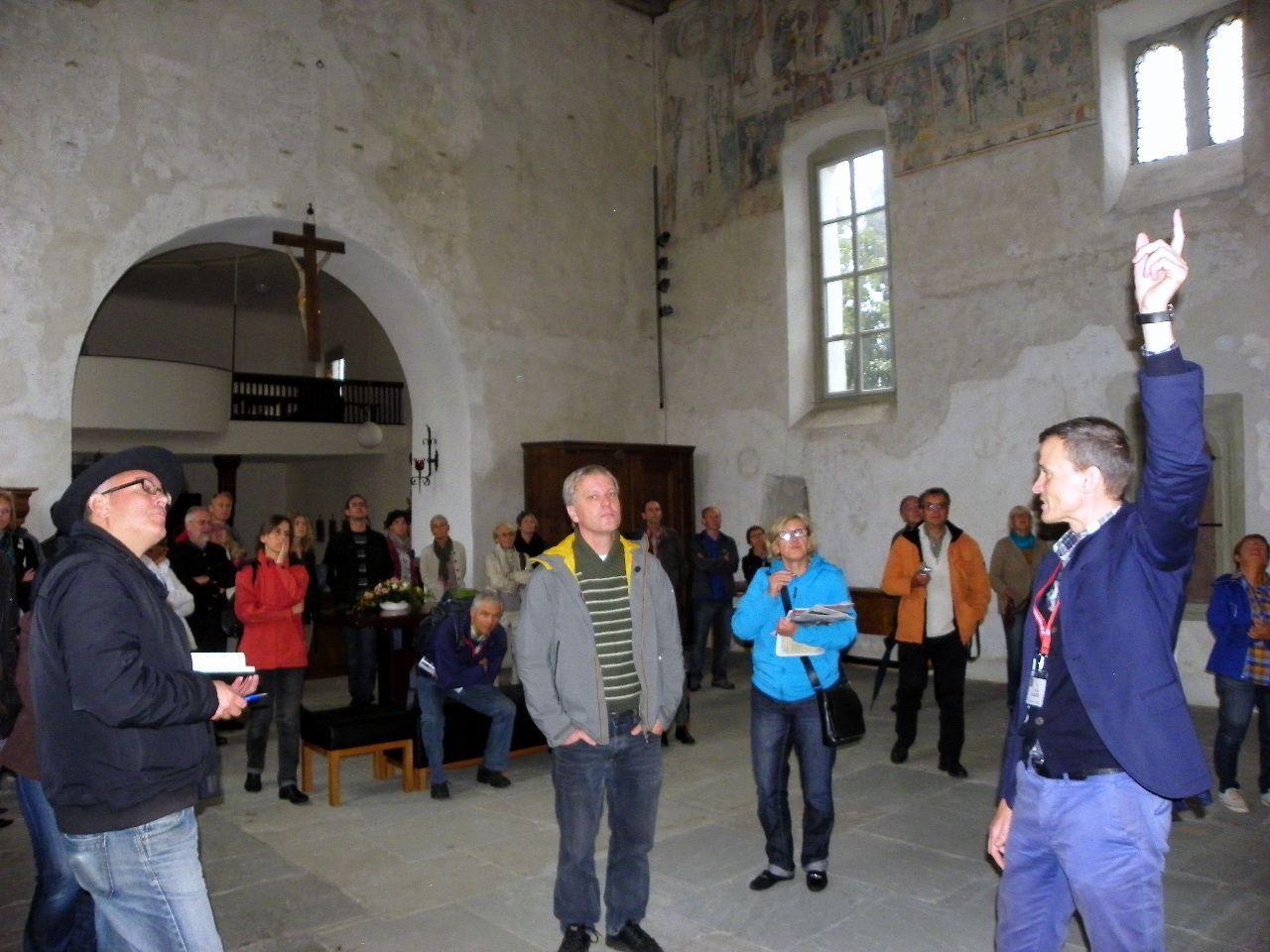 Stadtarchivar Thomas Klagian erklärte den Besuchern die Entstehung der Wandmalereien