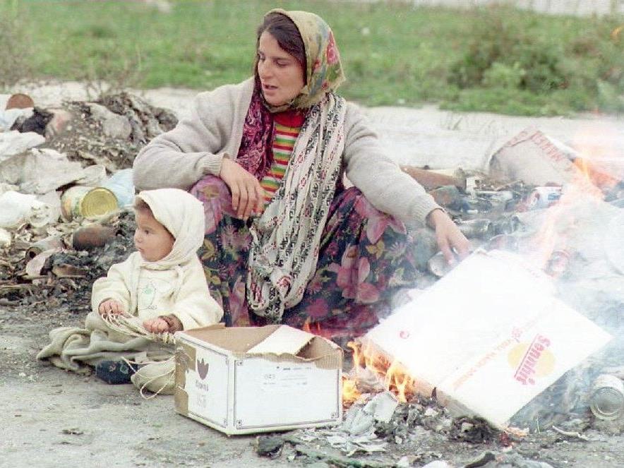 Eine Roma-Frau mit ihrem Kleinkind.