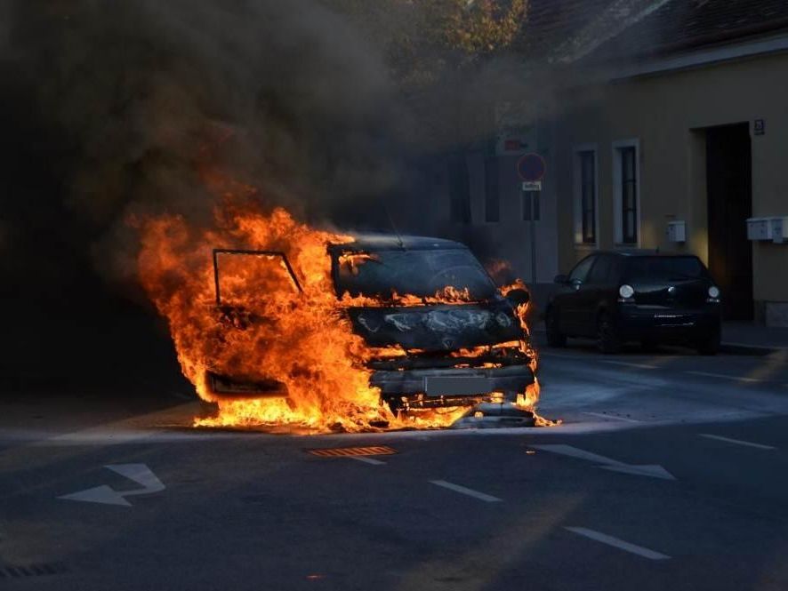 Brand eines Kraftfahrzeuges in Wien-Liesing Brand eines Kraftfahrzeuges in Wien-Liesing