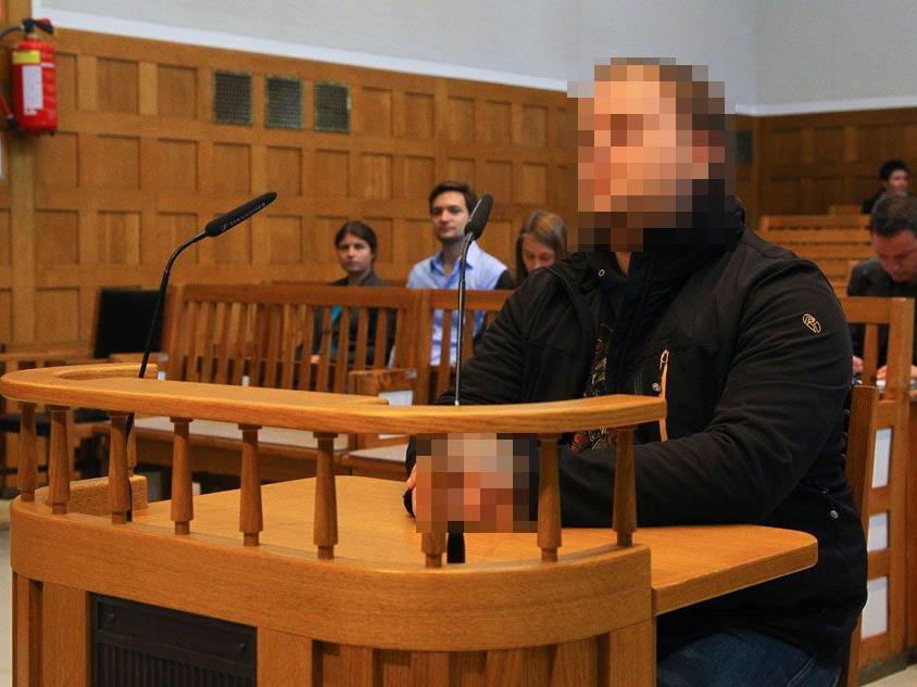 Hakenkreuz am Unterarm tätowiert: 26-Jähriger stand heute vor Gericht.