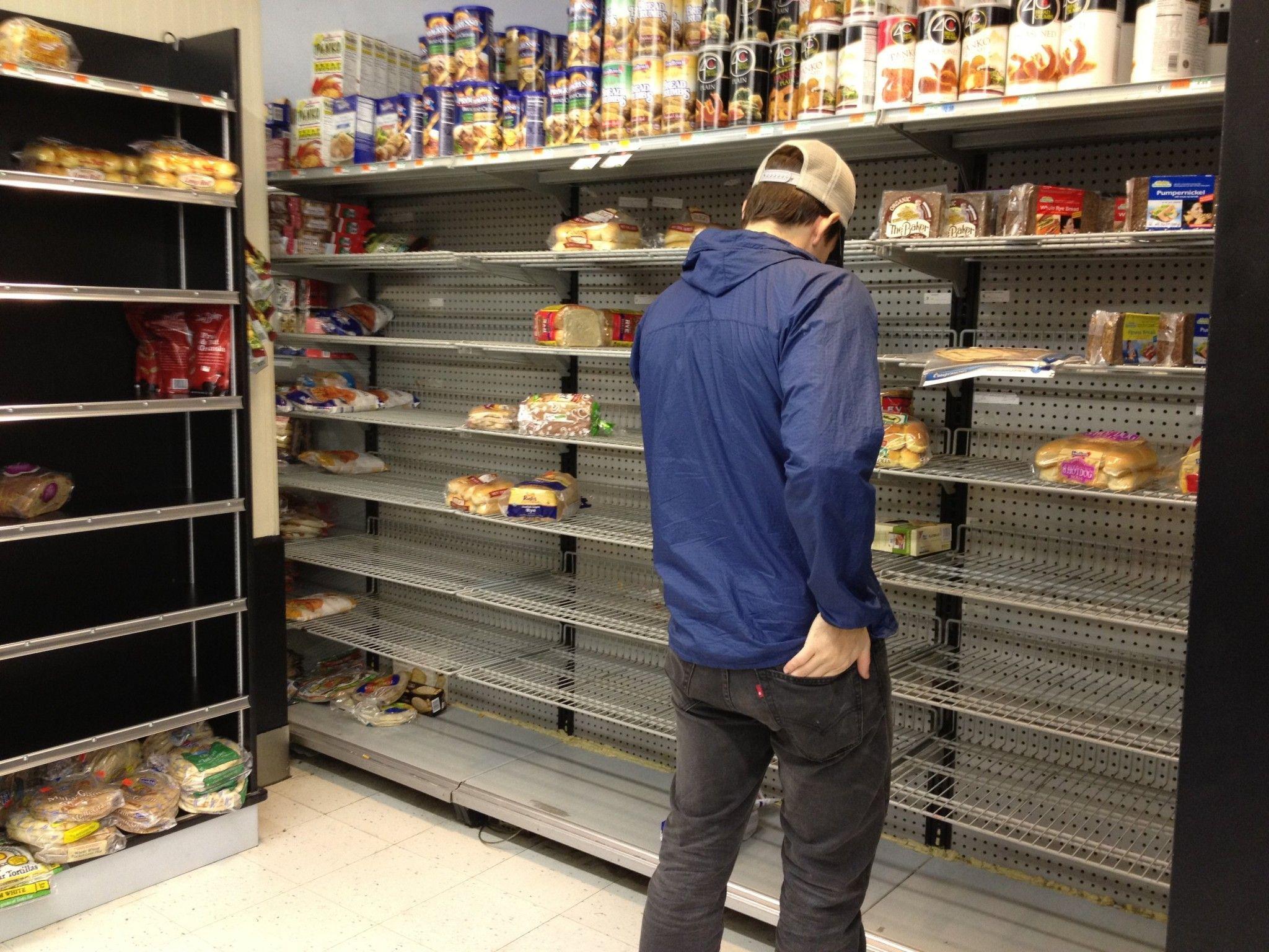Hamsterkäufe in Supermärkten und Drogeriegeschäften vor Hurrikan "Sandy".