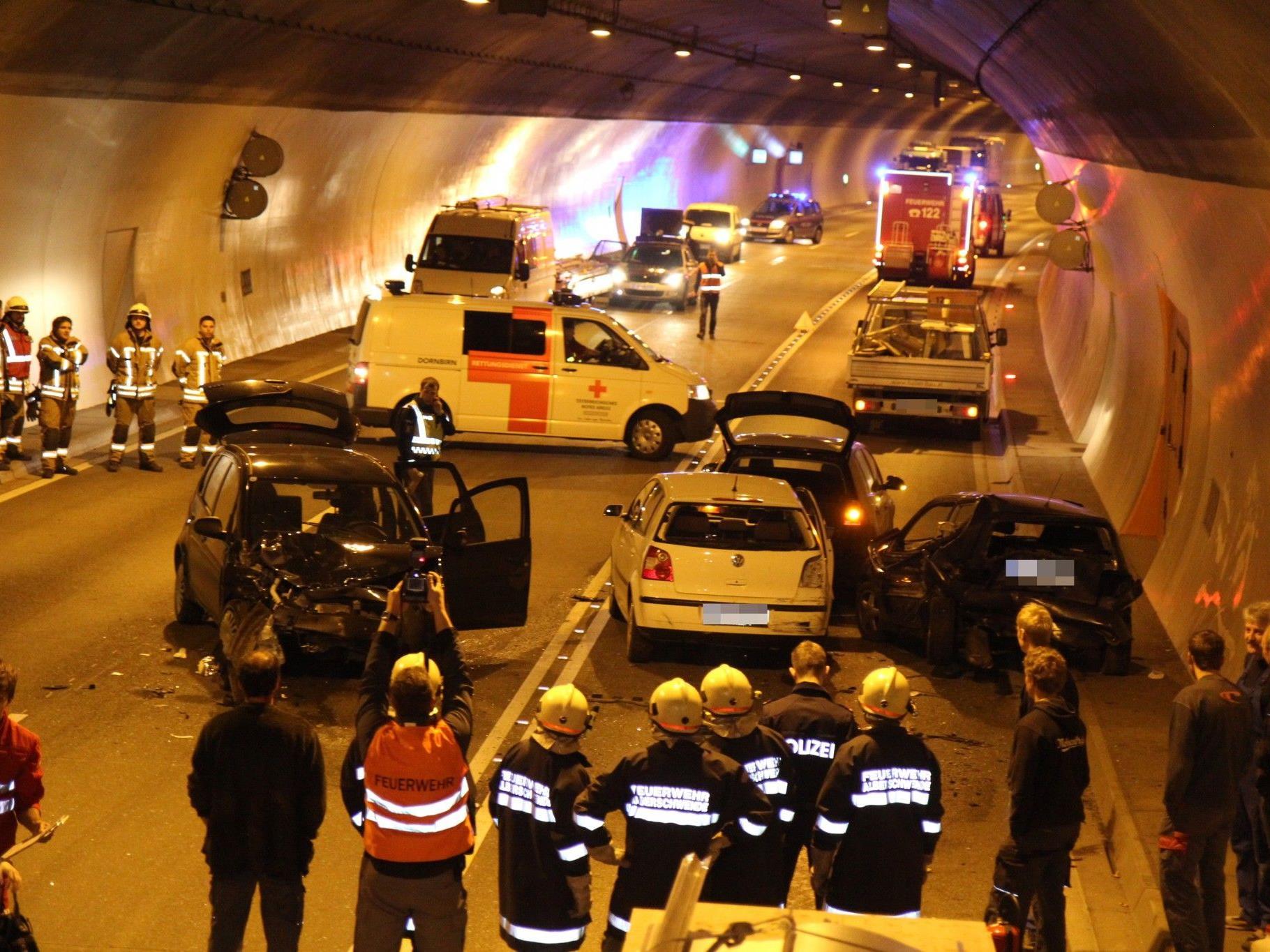 Vier Fahrzeuge waren in den Unfall im Achraintunnel involviert.