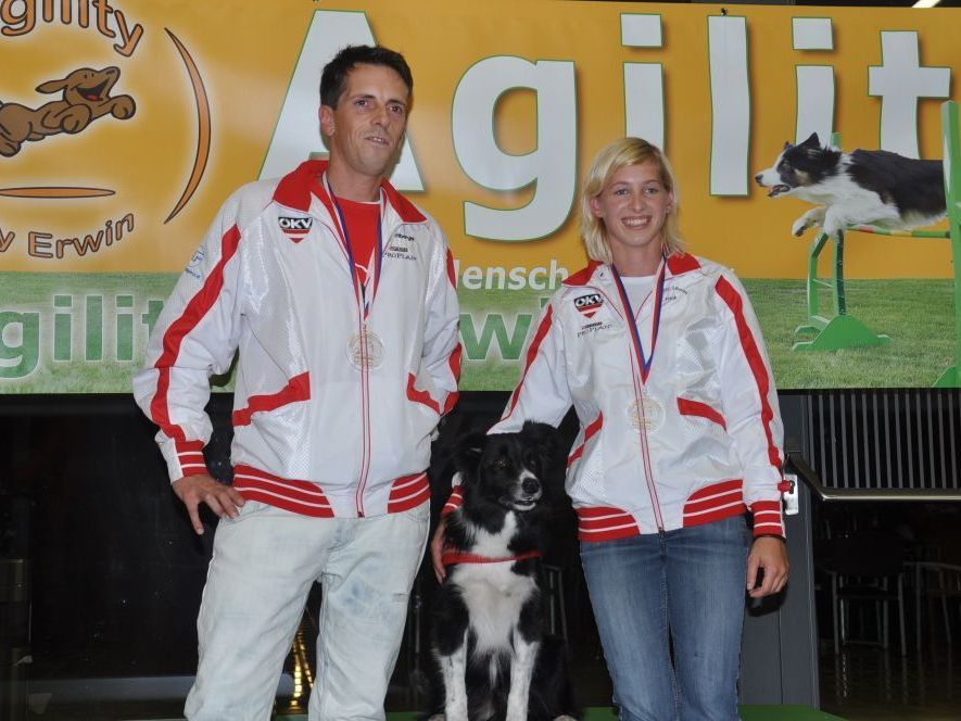 Freuen sich über ihre sensationelle Leistung: Dreifach-Weltmeisterin Lisa Frick mit „Hoss“ und WM-Zweiter René Almberger. Freuen sich über ihre sensationelle Leistung: Dreifach-Weltmeisterin Lisa Frick mit „Hoss“ und WM-Zweiter René Almberger.