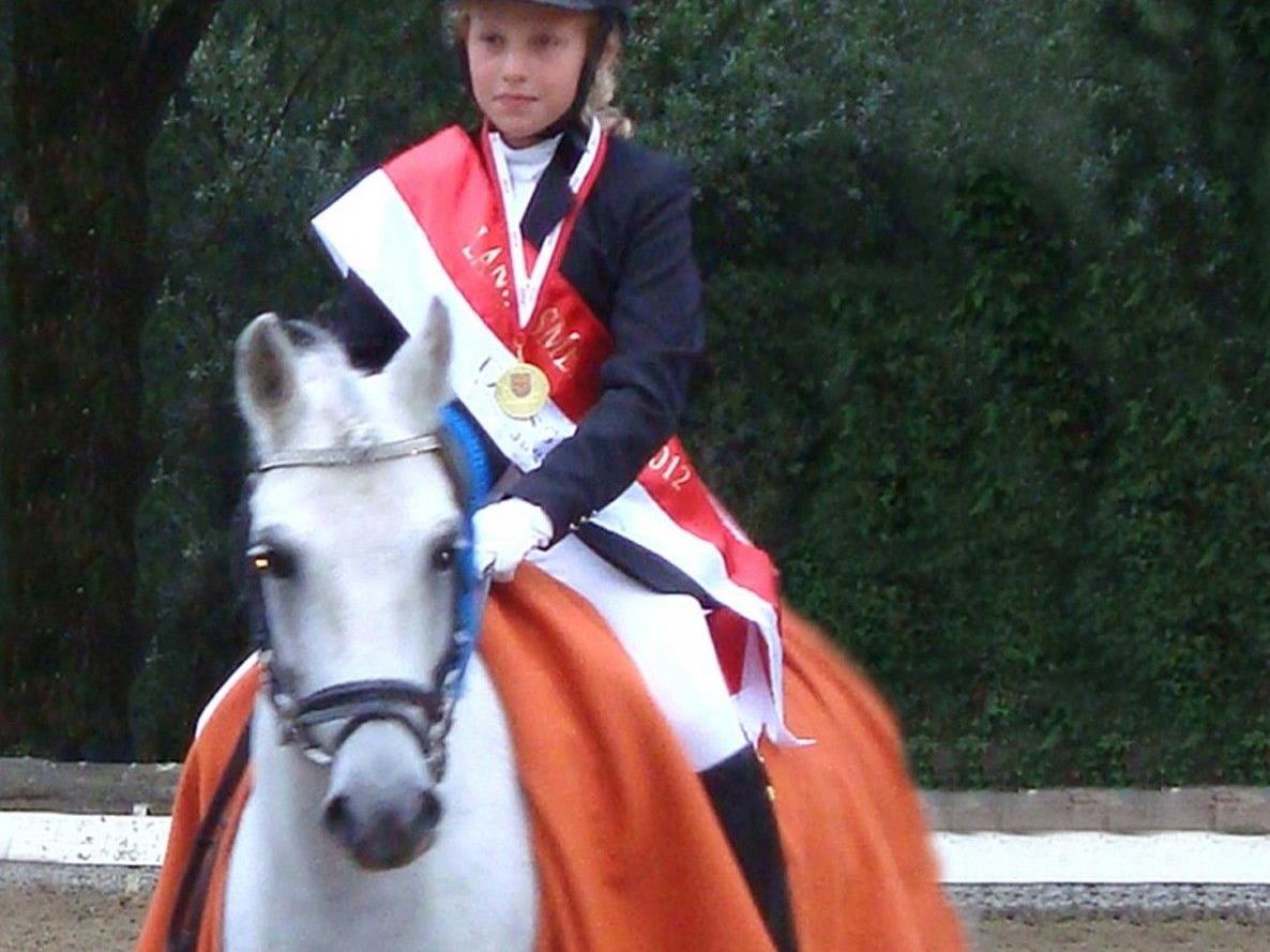 Holte sich den Ponie Dressur Landesmeistertitel, die 11 jährige Annika Schratter aus Sulz.