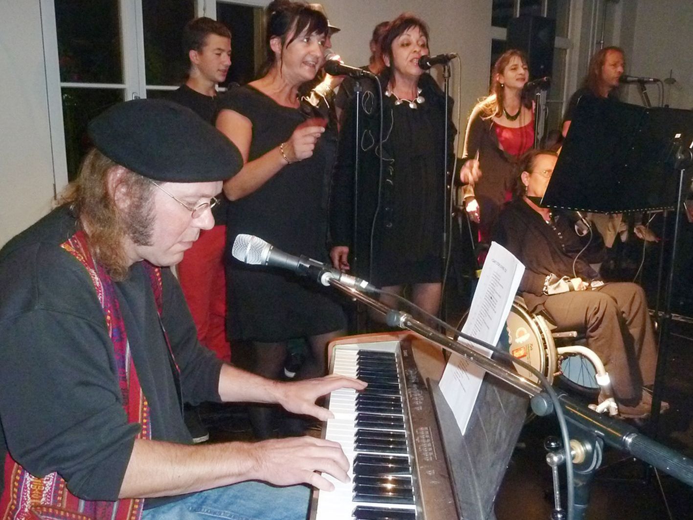 Das „Emsigen Beisl Orchestra“ begleitete den Eröffnungsabend musikalisch. Das „Emsigen Beisl Orchestra“ begleitete den Eröffnungsabend musikalisch.