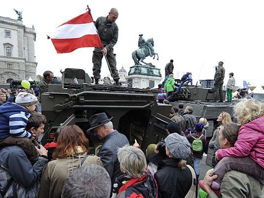 Groß und Klein besuchten am Nationalferitag in Scharen den Heldenplatz Groß und Klein besuchten am Nationalferitag in Scharen den Heldenplatz