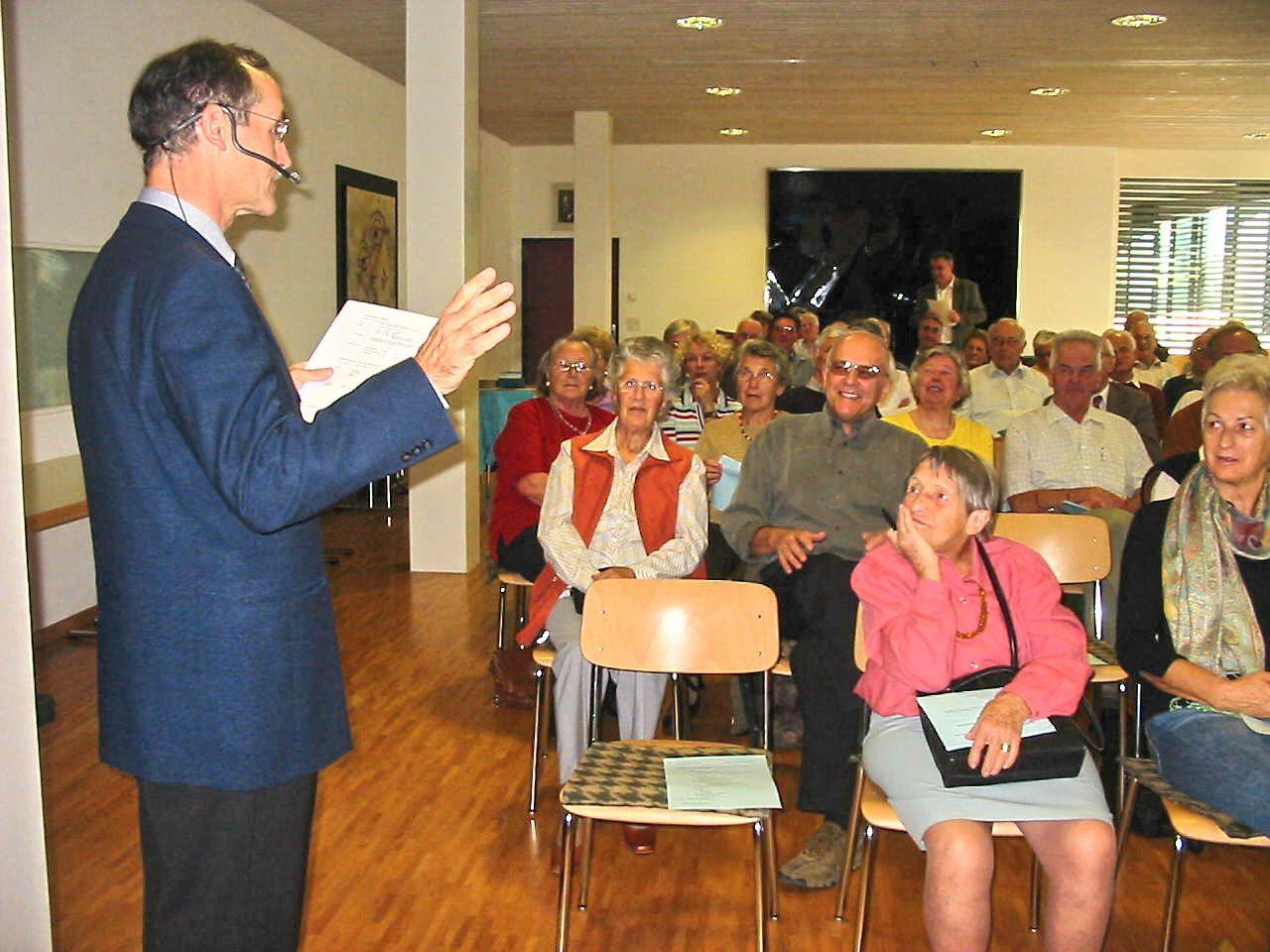 Der Liechtensteiner Historiker Peter Geiger bei einer Vorlesung im Senioren Kolleg in Mauren