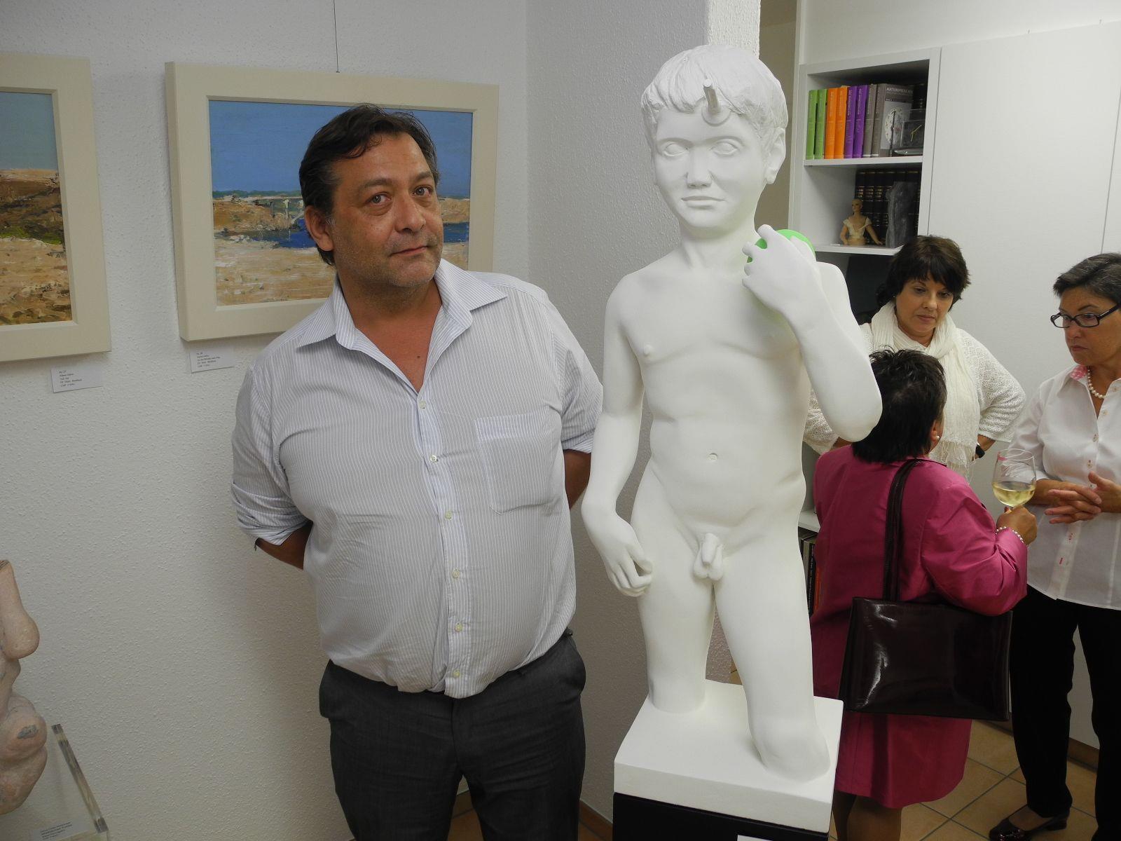 Gordon Markus Gerstner mit einer seiner Skulpturen in der Galerie Altesse
