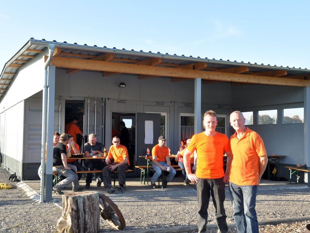 Mit viel Engagement sorgten Obmann Gerry Amann und Horst Fend für die Neuerungen beim Clubheim der Wild Turkey Hunters. Mit viel Engagement sorgten Obmann Gerry Amann und Horst Fend für die Neuerungen beim Clubheim der Wild Turkey Hunters.