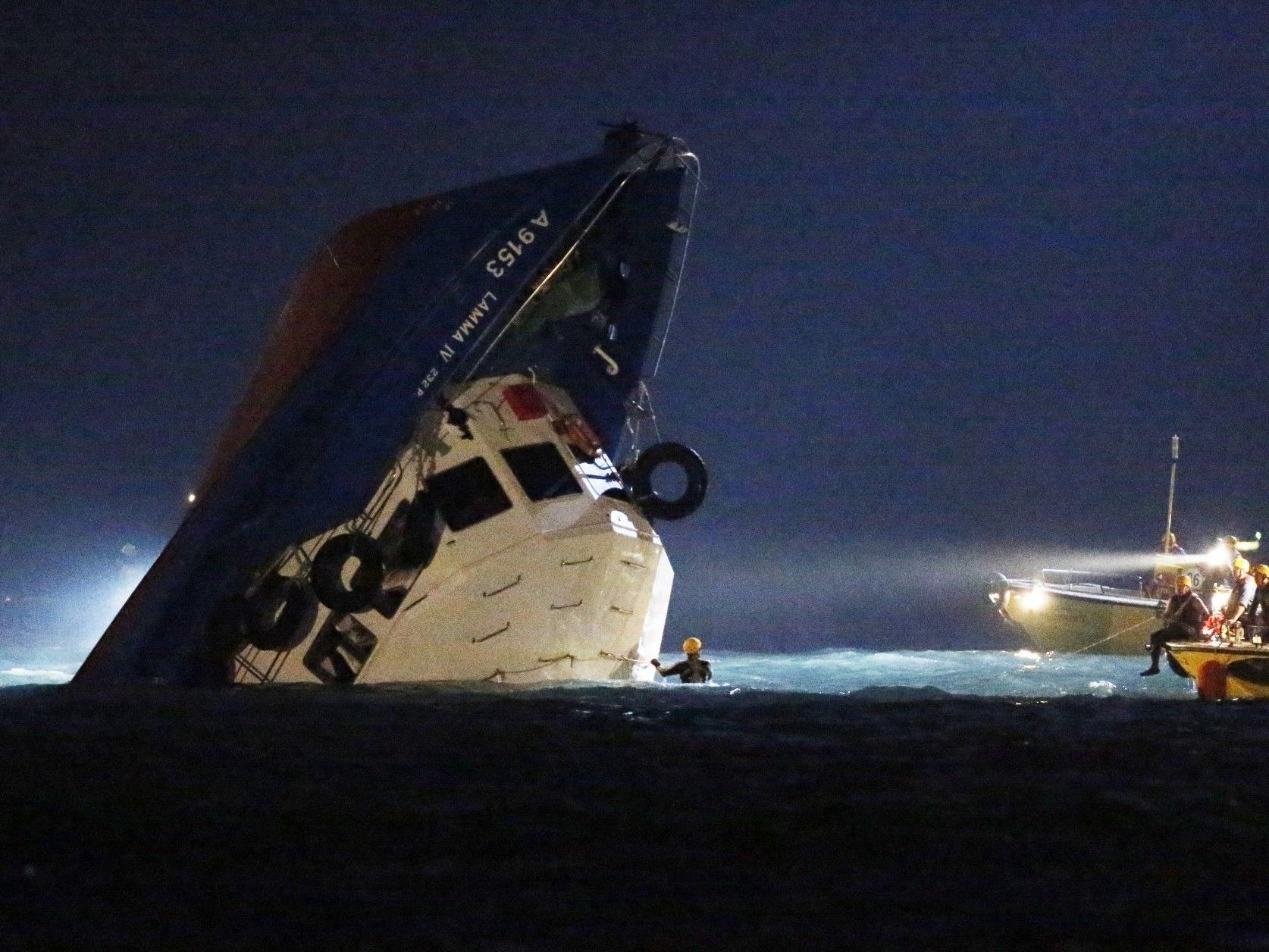 Schiff kollidiert mit Fähre: Zahlreiche Tote, neun Menschen in kritischem Zustand.