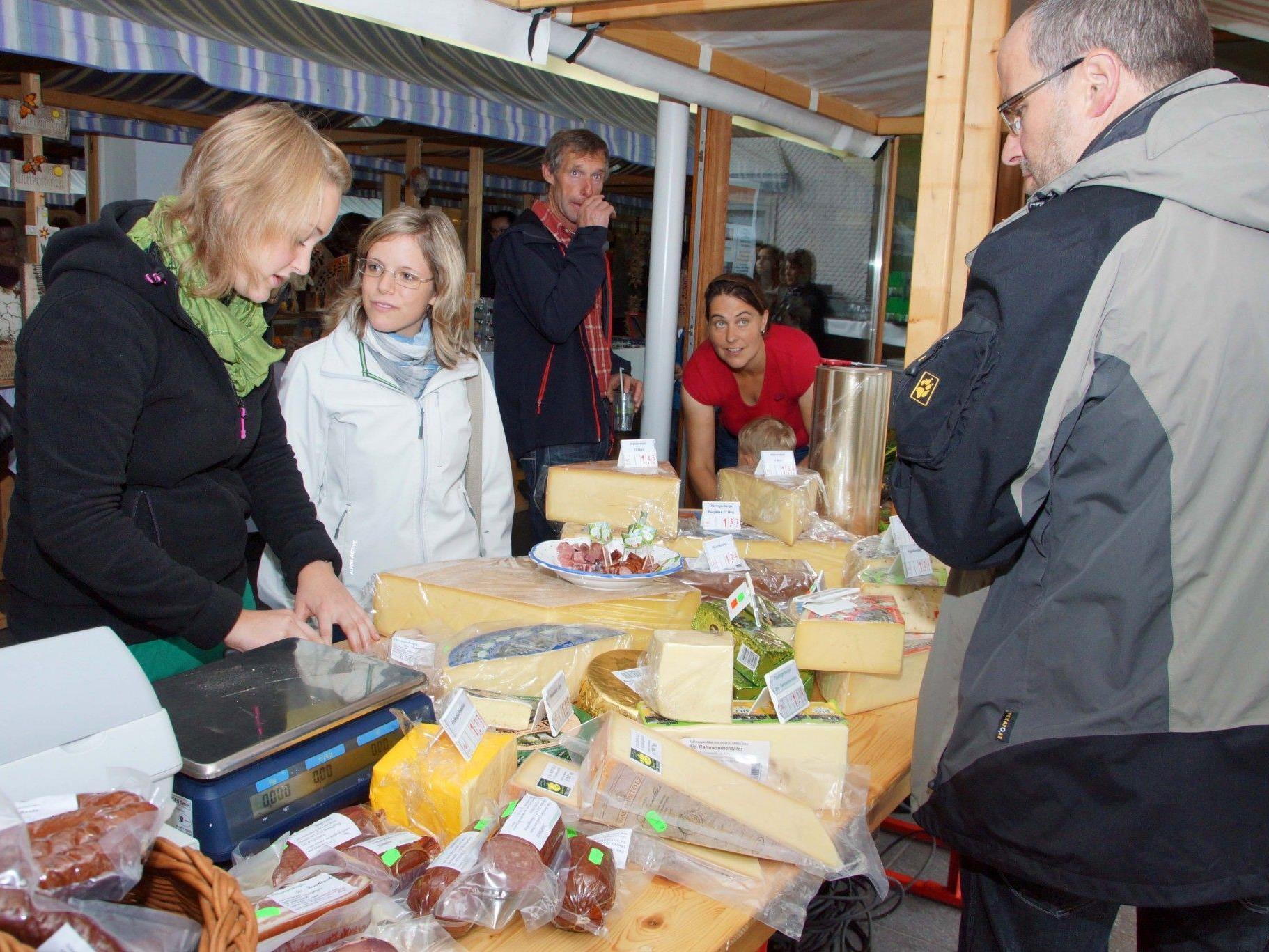 Dorfladen und Sennerei haben zur Verkostung ihrer Produkte eingeladen.