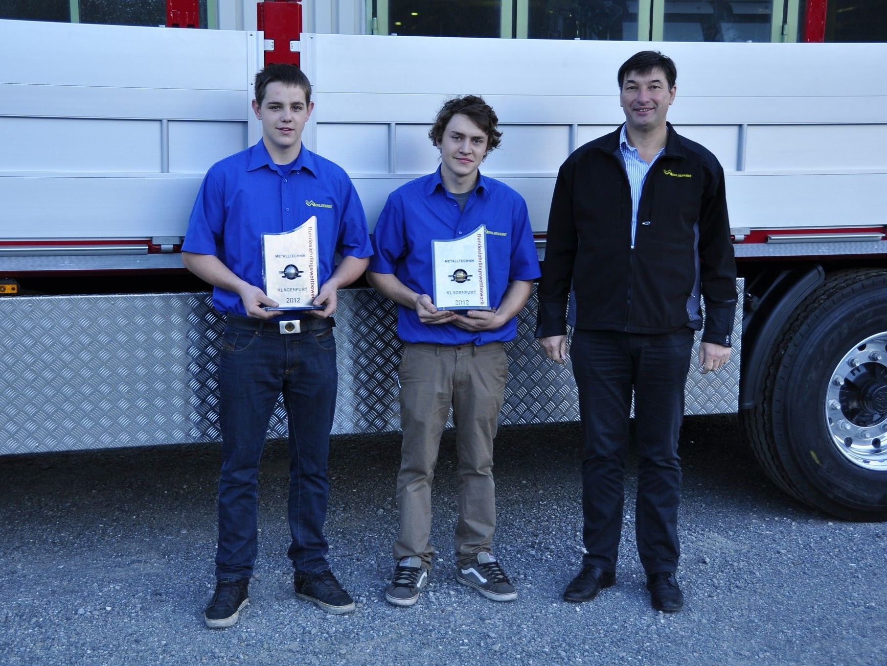 Die erfolgreichen Lehrlinge Matthias Heinzle und Johannes Drexel mit Otto Wohlgenannt. Die erfolgreichen Lehrlinge Matthias Heinzle und Johannes Drexel mit Otto Wohlgenannt.