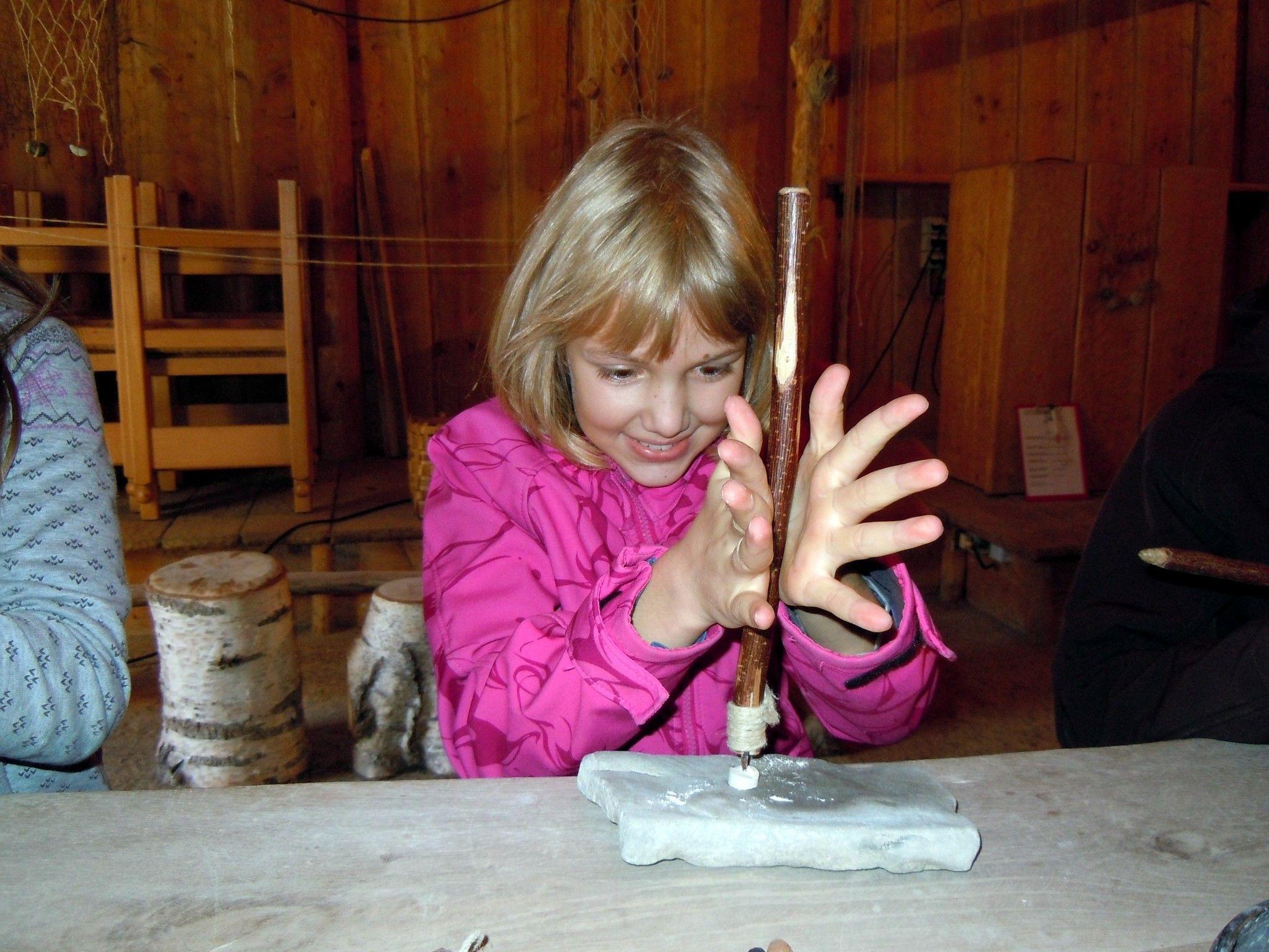 Julia verwendet den Steinbohrer