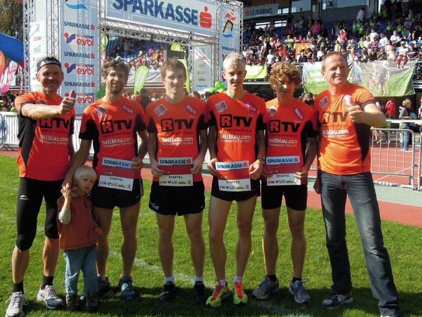 Das Ländle-Quartett will vor den Kenianern die Ziellinie im Casinostadion überqueren. Das Ländle-Quartett will vor den Kenianern die Ziellinie im Casinostadion überqueren.