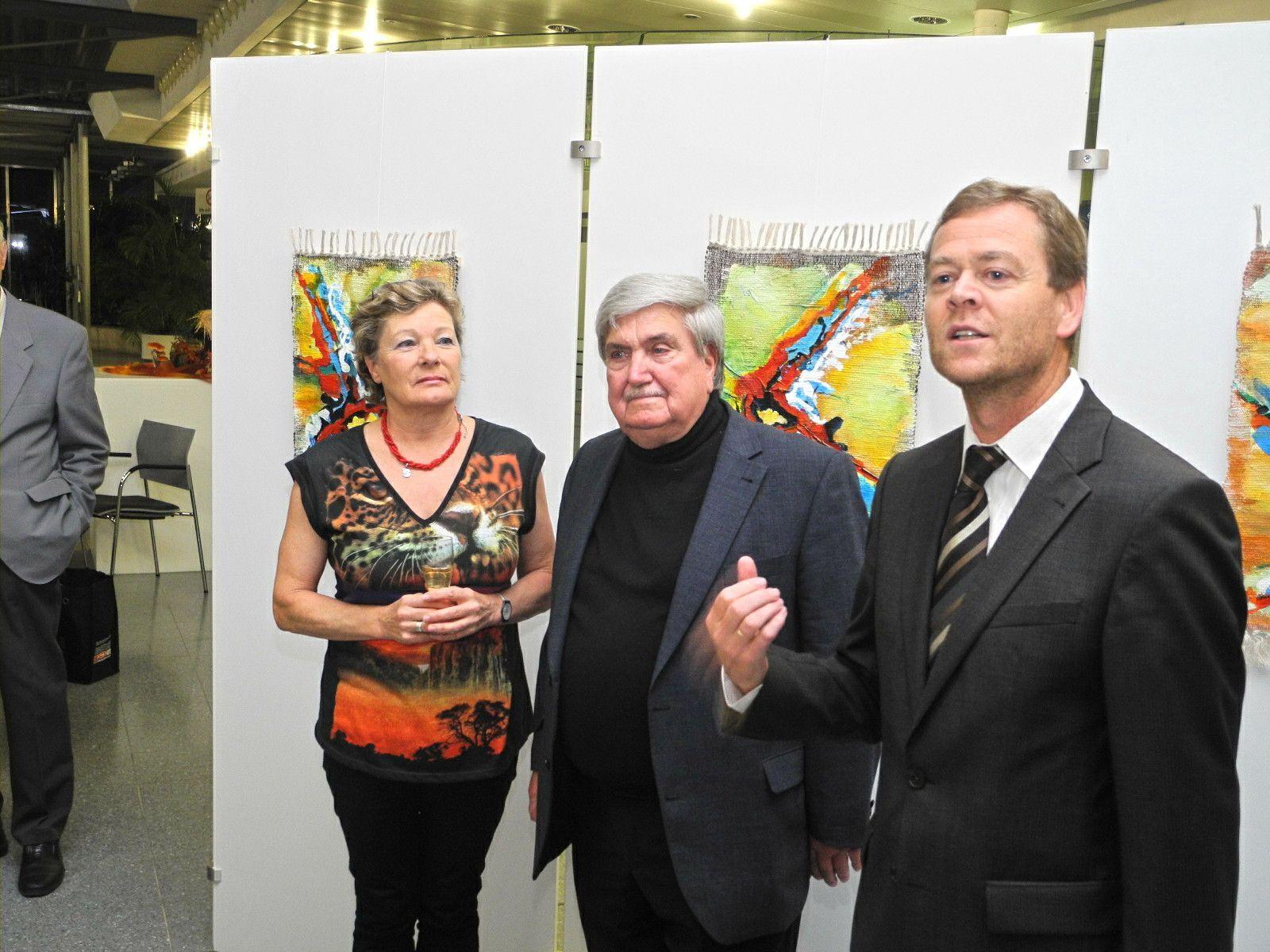 (l.) Silvia Bitschnau und Fidel Schurig mit Dir. Harald Maikisch vom LKH bei der Begrüßung der Gäste