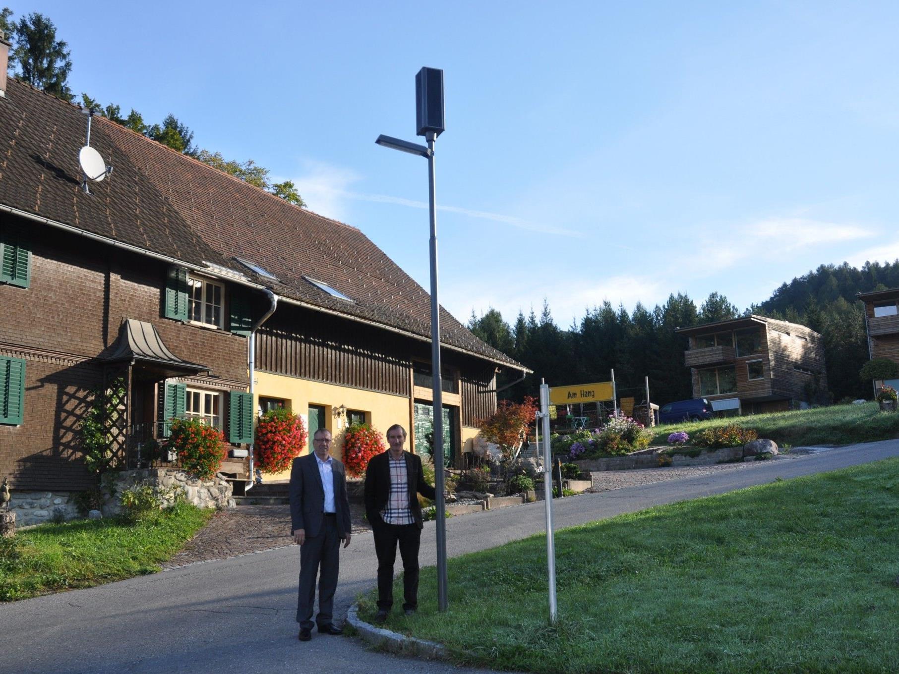 Soltec Geschäftsführerrd Richat Hutter und Bürgermeister Josef Mathis begutachten die Solarbeleutung.