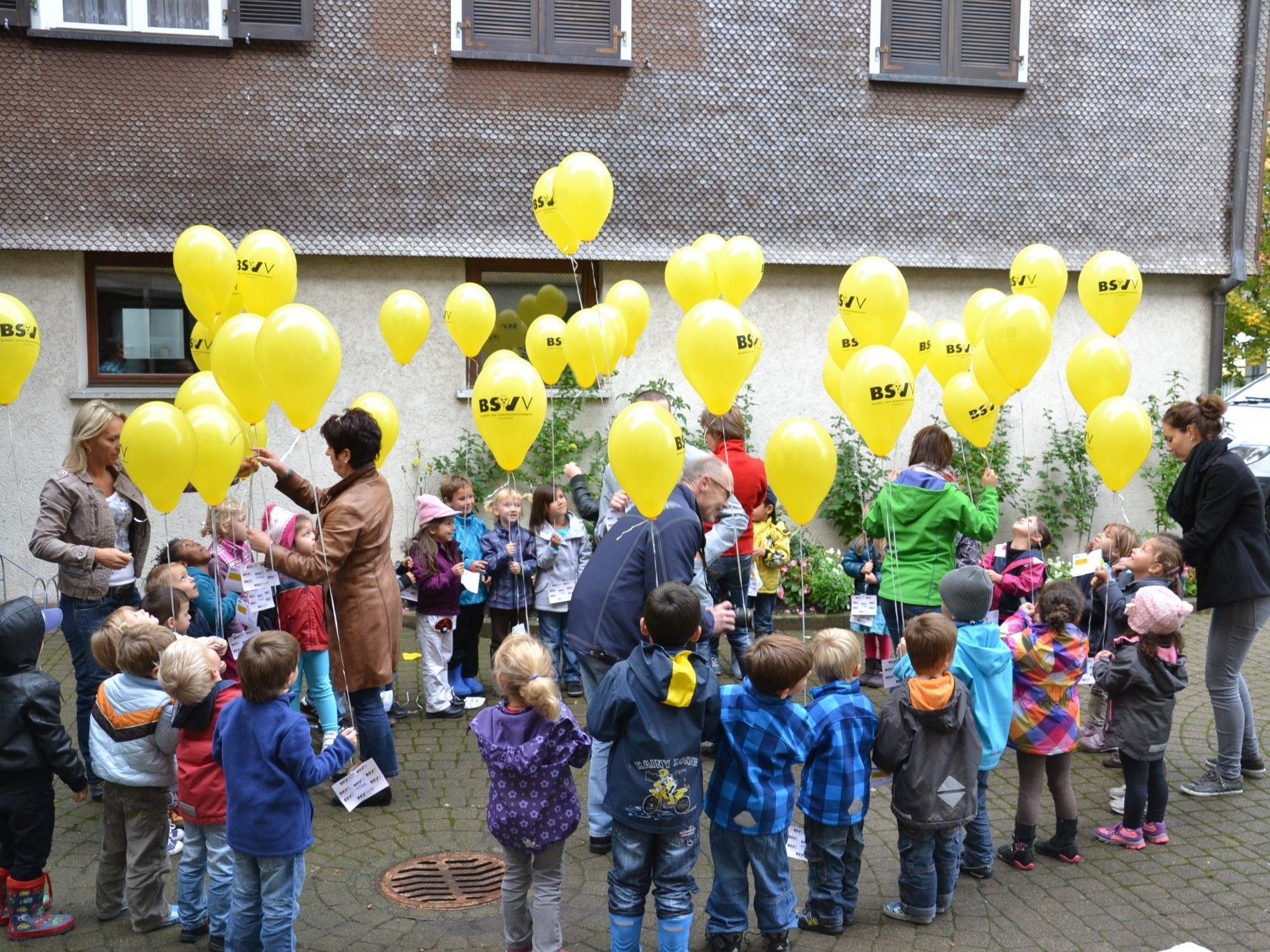 Luftballonaktion beim Kindergarten Josefsheim anlässlich des "Tag des weißen Stockes" Luftballonaktion beim Kindergarten Josefsheim anlässlich des "Tag des weißen Stockes"