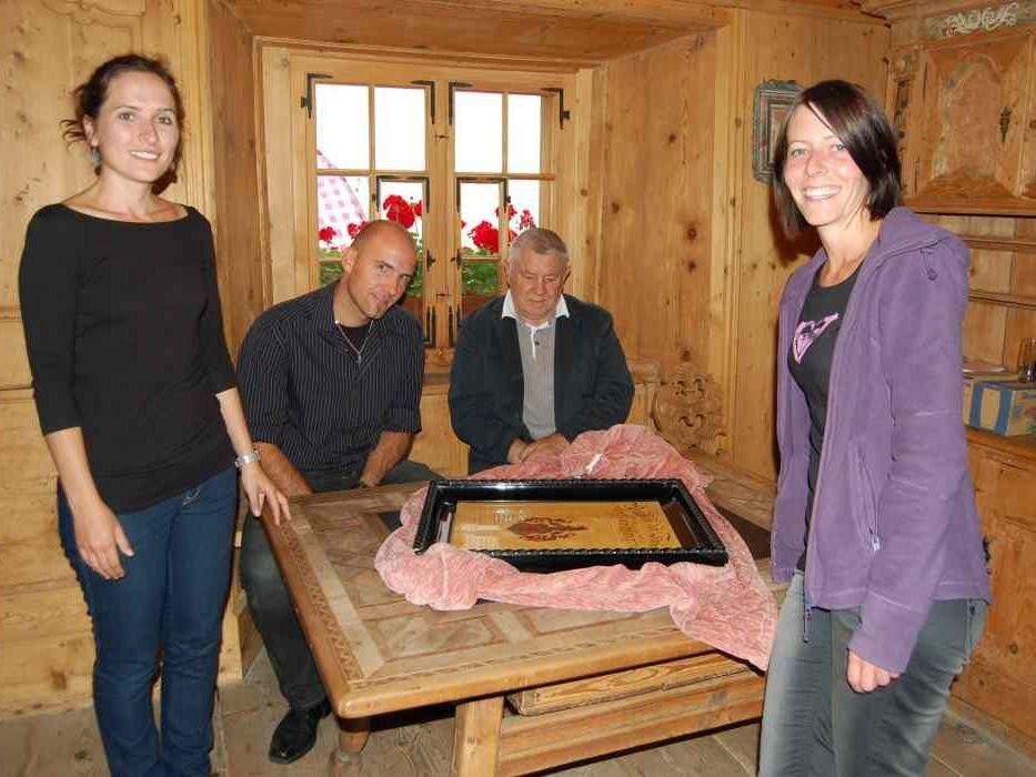 Das Expertentrio begründete auch ihre Einschätzung der Kunstgegenstände genau. Das Expertentrio begründete auch ihre Einschätzung der Kunstgegenstände genau.