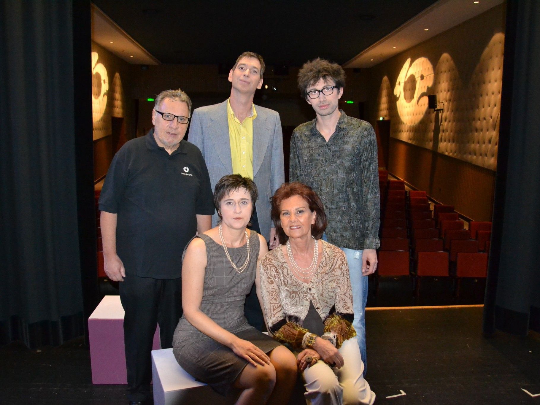 Die Schauspieler mit ihrem Regisseur: Hansjörg Ellensohn (li.), Jürgen Reiner, Andreas Kopf, Karin Klas & Dodo Büchel Die Schauspieler mit ihrem Regisseur: Hansjörg Ellensohn (li.), Jürgen Reiner, Andreas Kopf, Karin Klas & Dodo Büchel