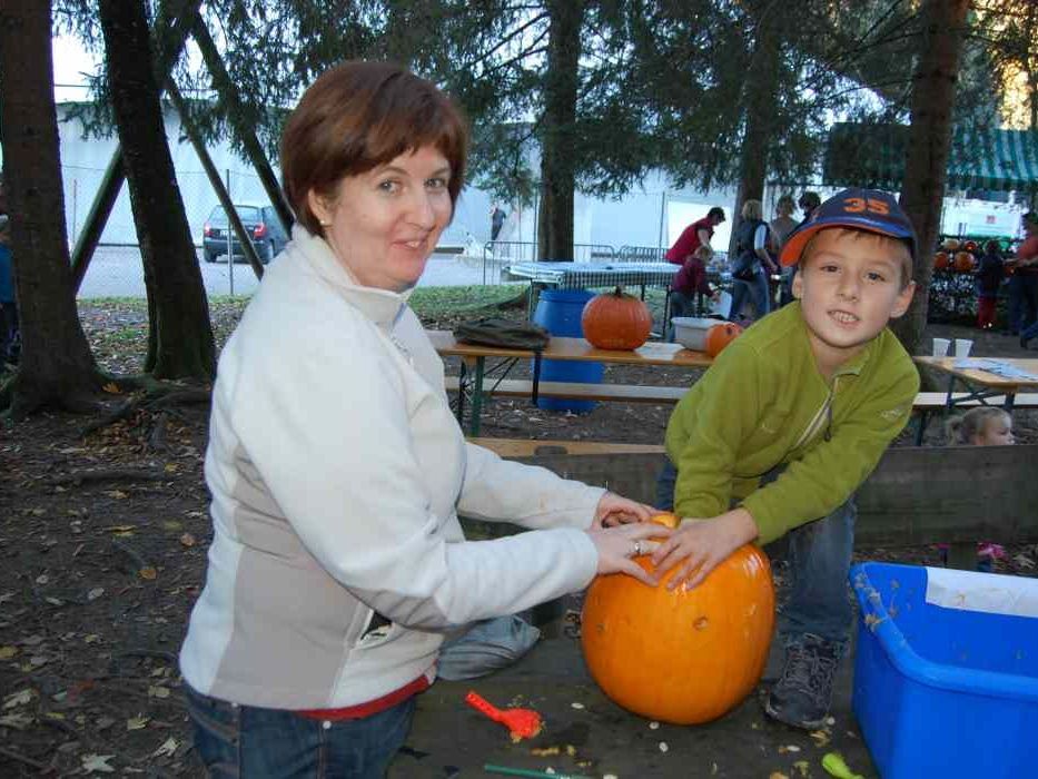 Einen Kürbis aushöhlen bedeutet Arbeit. Einen Kürbis aushöhlen bedeutet Arbeit.