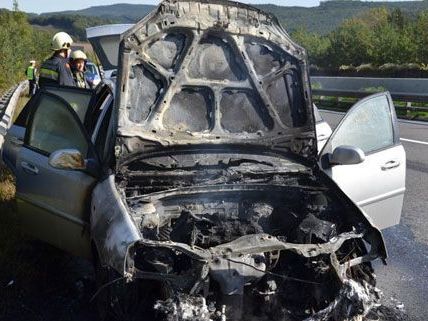 Fahrzeug brannte auf der A21 aus Fahrzeug brannte auf der A21 aus