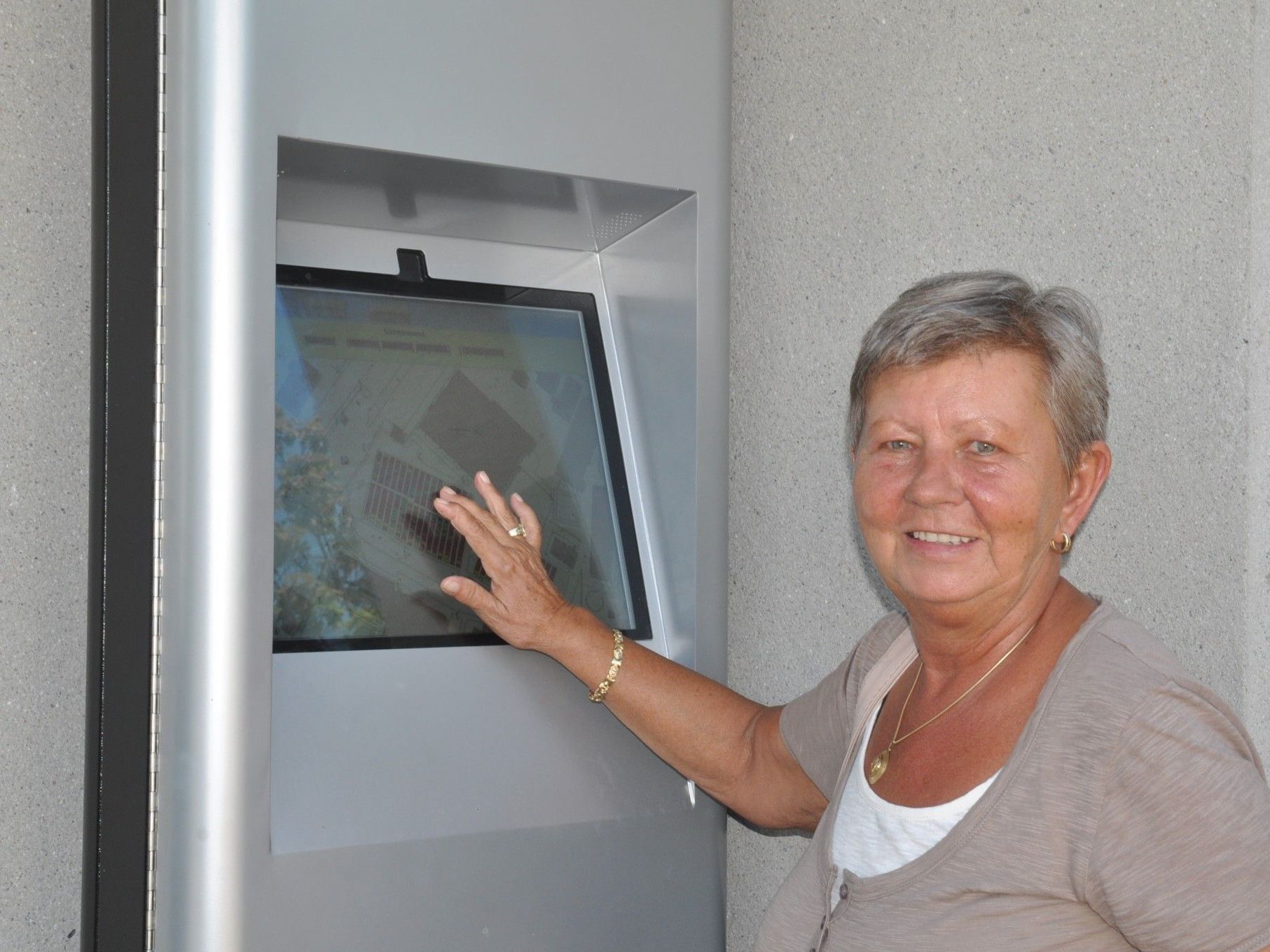 Gerade jetzt an Allerheiligen bietet das einfach zu bedienende Info-Terminal eine tolle Hilfe bei der Grabsuche. Gerade jetzt an Allerheiligen bietet das einfach zu bedienende Info-Terminal eine tolle Hilfe bei der Grabsuche.